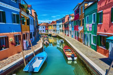 Güzel binalar ve Burano tekneler