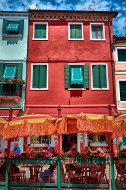 Bir restoranda Burano cephe