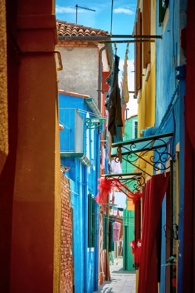 Bello y estrecho callejón en Burano — Foto de Stock