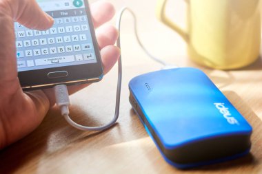 El ile güç banka ücretleri smartphone kullanarak