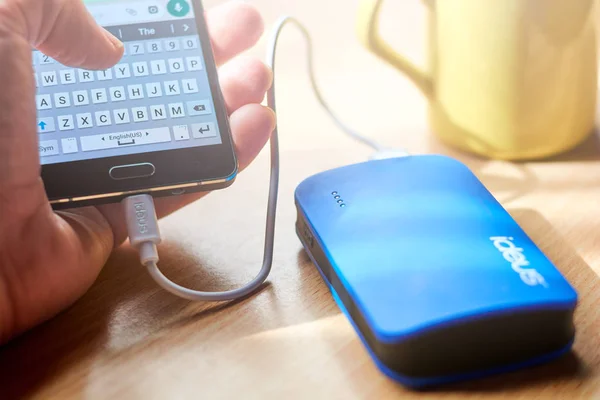 El ile güç banka ücretleri smartphone kullanarak