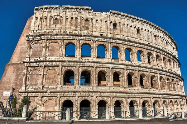 Exterior view of the roman Coliseum — Stock Photo, Image