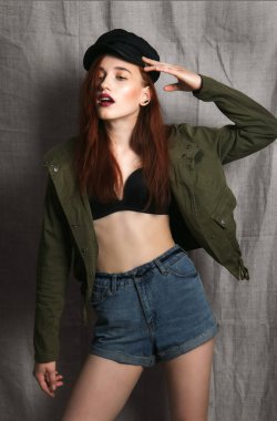 Güzel bir kadınla uzun kırmızı renk düz saç ve stil makyaj.