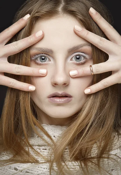 Mulher loira bonita com cabelos longos e lisos e maquiagem estilo . — Fotografia de Stock