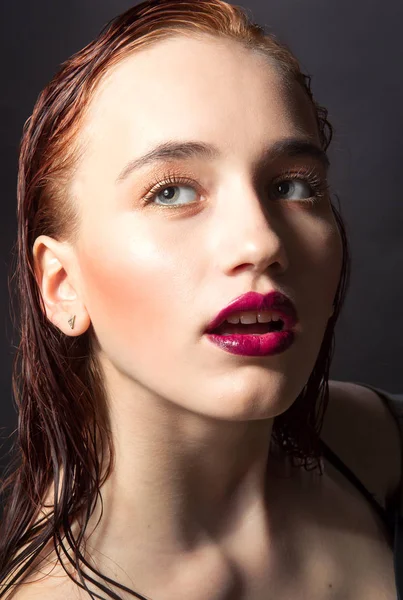 Hermosa mujer con largo color rojo pelo liso y maquillaje de estilo . — Foto de Stock