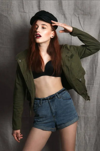 Güzel bir kadınla uzun kırmızı renk düz saç ve stil makyaj.