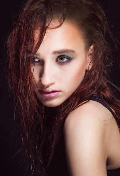 Krásná žena s dlouhou červenou barvu rovné vlasy a styl make-upu. — Stock fotografie
