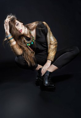 Seksi kadın model moda elbiseyle poz