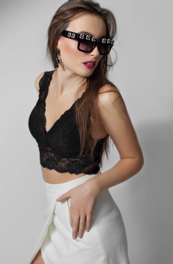 Seksi kadın model moda elbiseyle poz
