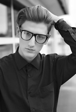 yakışıklı delikanlı