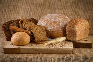 Ahşap arka plan üzerinde çeşitli ekmek 