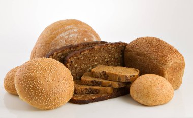 Beyaz bir arka plan üzerinde çeşitli ekmek.