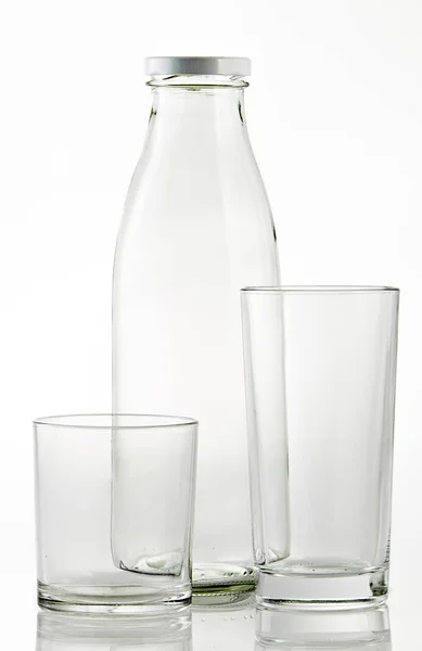 Bouteille de lait vide sur fond blanc . — Photo