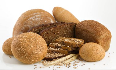 Beyaz bir arka plan üzerinde çeşitli ekmek.