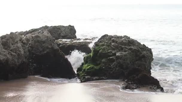 Potężne fale Oceanu Indyjskiego upaść na skałach na tropikalnej wyspie Bali, Indonezja. Piękna plaża, ładny widok. Ekstremalne fala kruszenia coast. — Wideo stockowe