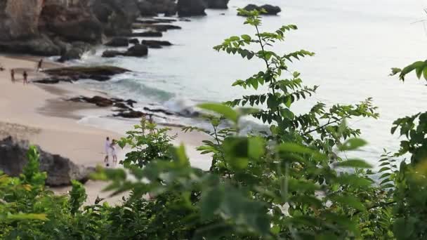 Ilha tropical com vista para o mar muito bonita. Ilha de Bali, Indonésia. Oceano Índico. Pedras . — Vídeo de Stock