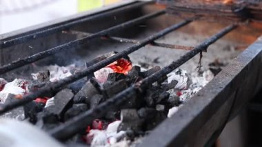Parlayan kömür ve alev içinde Barbekü Izgara görünümünü kapatın. Yangın ve parlak kömürleri yanan. Sığ derinlik-in tarla. Bali tropikal Adası, Endonezya.