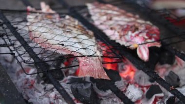 Taze balık Bali, Endonezya açık havada, kömür ızgara üzerinde ızgara. Sağlıklı besleyici aile için yemek. Yaz Barbekü. 