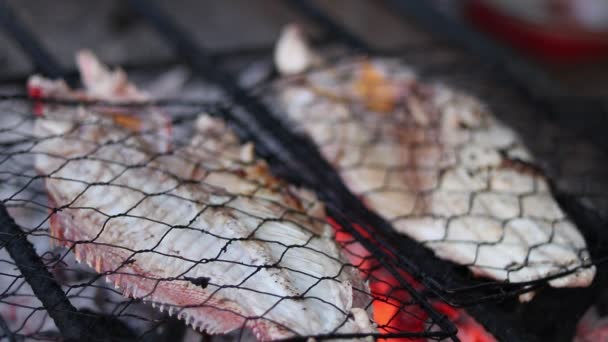 Fresh fish grilling on a charcoal barbecue outdoors, Bali, Indonesia. Cooking for a healthy nutritious family meal. Summer barbeque. — Stock Video