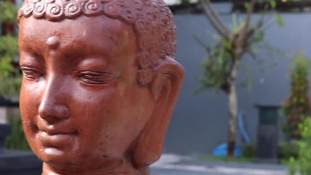 Buddhastatuengesicht im balinesisch / asiatischen Garten, Zeitlupe. bali island, indonesien. 1080p, 50 fps, full hd. — Stockvideo