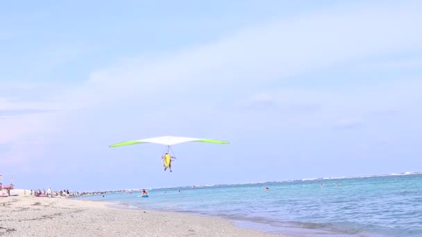 Το αλεξίπτωτο πλαγιάς προσγειώθηκε στην παραλία, στο Μπαλί, στην Ινδονησία. Ωραία θέα. Full HD, 50 fps, 1080P. — Αρχείο Βίντεο