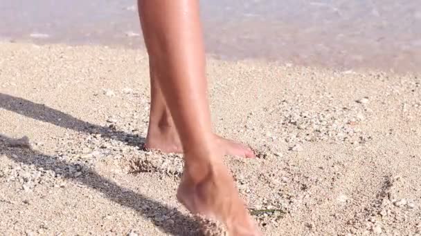 Genç ve çekici kadın bacakları tropik kumsalda bir şeyler çiziyor. Sahilde sağlıklı bir hayat süren sağlıklı bir kadın. Endonezya 'daki Bali adası, okyanus kenarında. Deniz köpüğü.. — Stok video