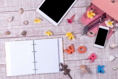 Moda blogger kümesi egzotik lüks yılan derisi çanta, smartphone, notebook, tablet pc, kozmetik. Tropik çiçekler plumeria ve kabuklar ele. Üstten Görünüm, ahşap arka plan.