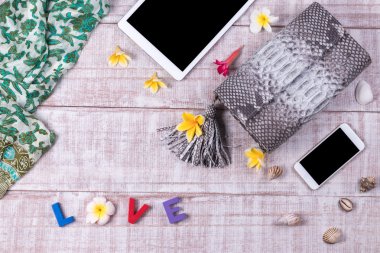 Moda güzel yılan derisi python çanta, üstten görünüm, ahşap arka plan. Lüks kümesi, gri çanta, kozmetik, akıllı telefon, tablet pc. Kelime 