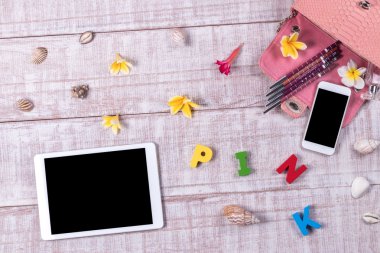 Bir moda blogger bir temel nesneleri yükü. Üstten Görünüm moda piton yılan derisi çanta, kelime 