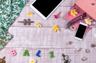 Bir moda blogger bir temel nesneleri yükü. Üstten Görünüm moda piton yılan derisi çanta, kelime 