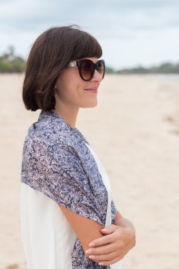 İpek eşarp Bali Adası, Endonezya'nın tropik sahilde yalnız ile beyaz elbiseli genç seksi çekici kadın portresi. Mutlu kadın, güzel manzara.