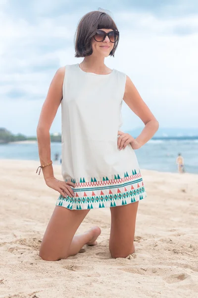 Retrato de beleza de mulher morena sexy em vestido branco na praia com óculos de sol. Cruzeiro moda verão. Bali, Indonésia. Vista mar . — Fotografia de Stock