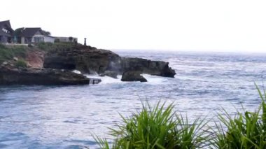Büyük dalgalar fırtınalı hava, tropikal eğri taş iskelede kırma Lembongan, harika bir manzara ada. Hiçbir insan.