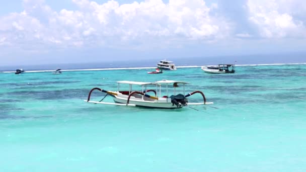 Små båtar i det blå havet. Fantastisk utsikt, kristallklara vatten, lugn plats att vila. Tropiska ön Lembongan, Indonesien. Paradis. — Stockvideo