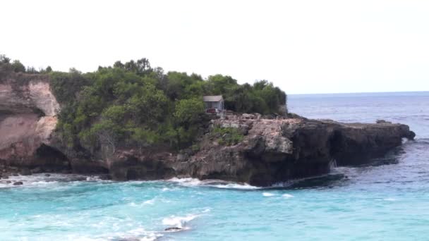 Grote golven drukproef op gebogen stenen pier, op stormachtige weer, tropische eiland Lembongan, geweldig uitzicht vanaf de top. Geen mensen. Blauwe lagune. — Stockvideo