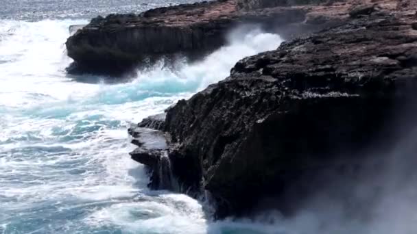 Extrém őrült hatalmas hullám zúzás partján, egy trópusi sziget Lembongan, Indonézia. Devil's könnyek. Energia jelenet, epic videóinak. — Stock videók