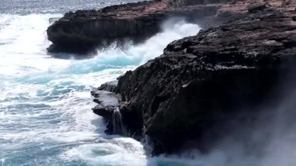 Aşırı çılgın dev bir dalga kırma kıyısında bir tropik ada Lembongan, Endonezya. Şeytan'ın gözyaşları. Enerji sahne, epik video. — Stok video