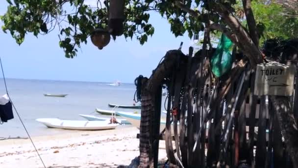 Pequenos barcos em câmara lenta no oceano azul. Vista incrível, água azul cristalina, lugar tranquilo para descansar. Ilha tropical Lembongan, Indonésia. Paraíso . — Vídeo de Stock