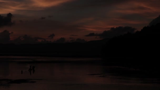 Vista panorâmica das montanhas, paisagem de verão com colinas nebulosas ao nascer do sol. Desfasamento de tempo. Ilha tropical Lembongan, Indonésia . — Vídeo de Stock