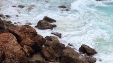 Uzun dalgalar okyanus yüzeyinin üzerinde. Mavi lagün tropik ada Ceningan, Endonezya.