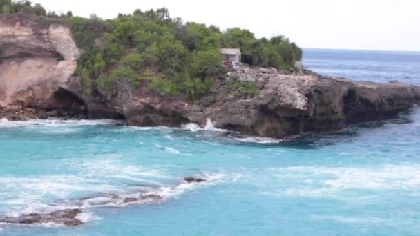 Stora vågor krossning på böjda Stenpiren, på stormigt väder, tropiska ön Lembongan, fantastisk utsikt från toppen. Inga människor. Blå lagunen. — Stockvideo