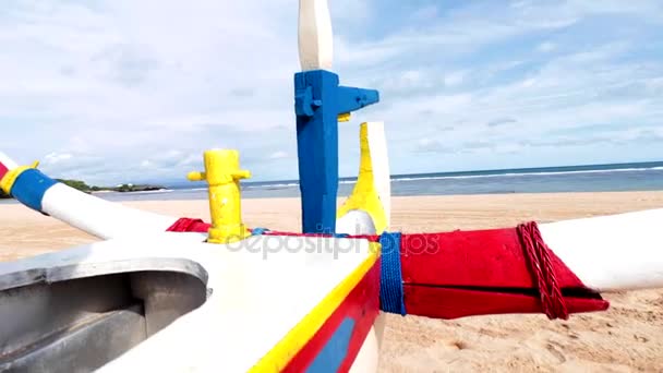 Houten kleurrijke vissersboten op het strand met blauwe lucht. Nusa Dua, Bali, Indonesië. Slow motion. — Stockvideo