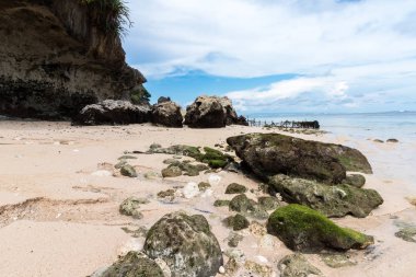 Sahil kumu üzerinde dağılmış küçük taş yakın çekim. Okyanus güzel manzara, gökyüzü şaşırtıcı. Bali, Endonezya.