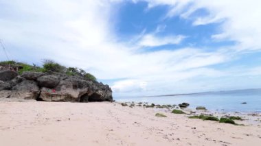Sahil kumu üzerinde dağılmış küçük taş yakın çekim. Okyanus güzel manzara, gökyüzü şaşırtıcı. Bali, Endonezya.