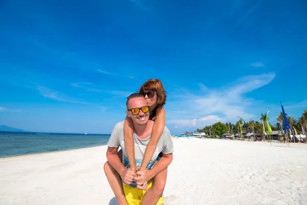 白い砂浜と美しいビーチでカップルの幸せなロマンチックな若い。熱帯の休暇を持っている白人のカップル島ヌサ ・ レンボンガン島、インドネシア. — ストック写真