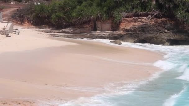 Océano con olas y nubes cielo. Isla tropical Nusa Lembongan, Indonesia. No es un día soleado . — Vídeos de Stock