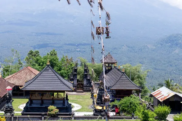 Индуистский храм на востоке острова Бали, Индонезия. Volcano Agung на заднем плане . — стоковое фото