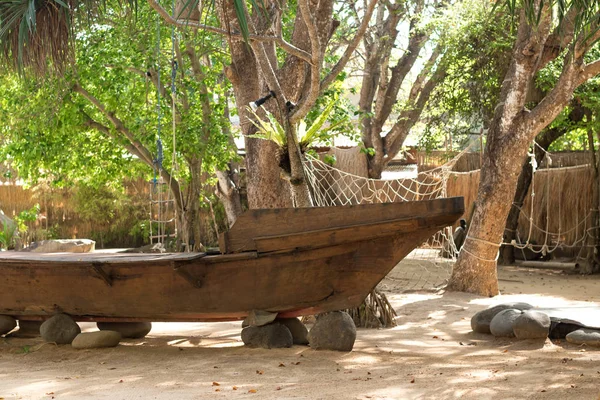 Barco viejo en la arena, parque. Isla tropical de Bali, Indonesia . — Foto de Stock