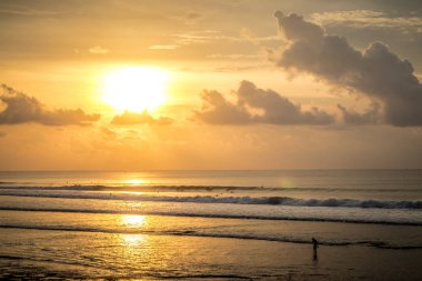 Okyanus üzerinde güzel tropikal gün batımı, Bali, Endonezya.