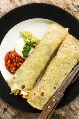 Ev yapımı tavuk salata sebzeli, görünümünü en iyi ahşap arka plan üzerine kireç ve salsa sosu. Bali, Endonezya.